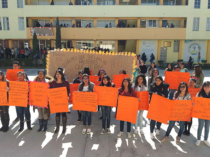 Psicología manifestándose en silencio en contra de la violencia hacia las mujeres